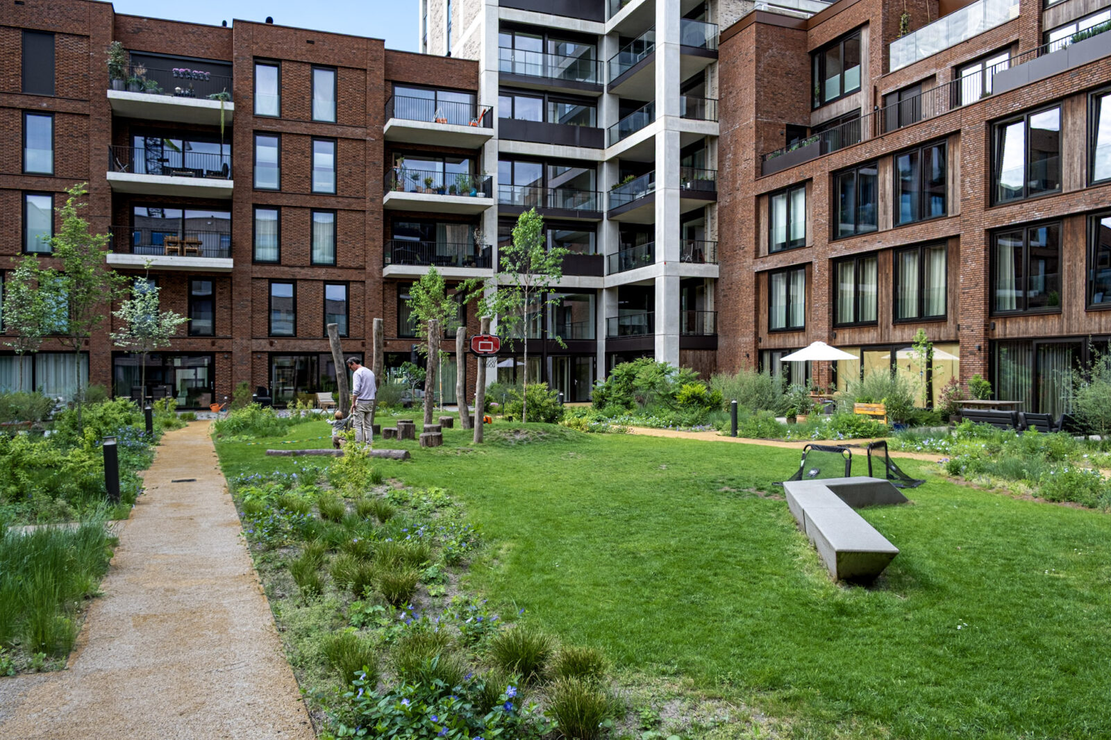 Flatgebouw met grasveld ervoor